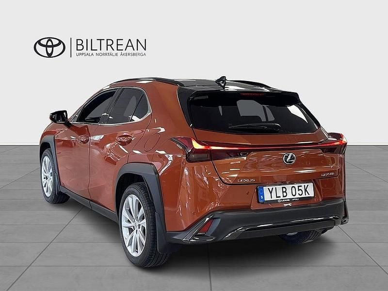 Begagnad Lexus UX 250h Sport Design Packet 184 HK (135 kW) 2023 Orange SUV