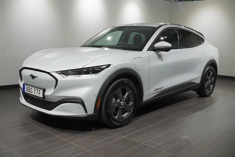 Vit Begagnad 2022 Ford Mustang Mach-E SUV | 389 900 kr (Superpris) - Bild 1/4