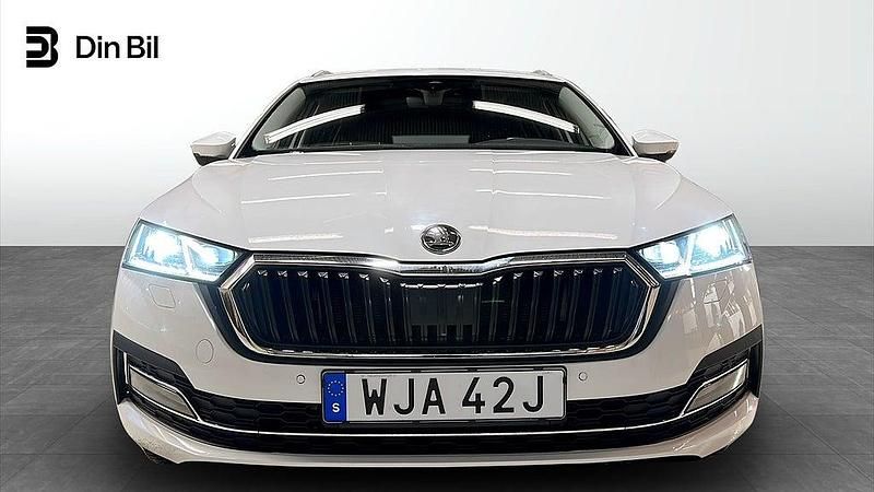 Begagnad Skoda Octavia Business Line 150 HK (110 kW) 2023 Candy white Kombi