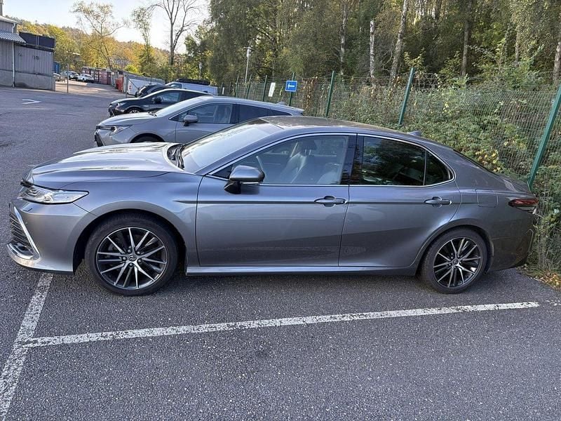 Silver Begagnad 2021 Toyota Camry Hybrid Executive Sedan | 260 000 kr (Superpris) - Bild 1/4