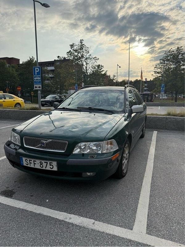 Grön Begagnad 2001 Volvo V40 Kombi | 6 000 kr (Superpris) - Bild 1/4
