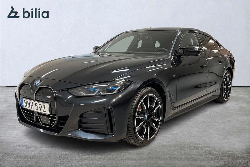 Svart Begagnad 2023 BMW i4 M Sport Sedan | 528 900 kr (Marknadspris) - Bild 1/4