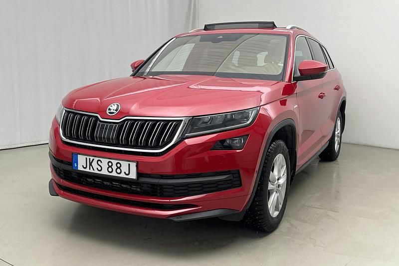 Röd Begagnad 2021 Skoda Kodiaq LAURIN & KLEMENT SUV | 312 000 kr (Marknadspris) - Bild 1/4