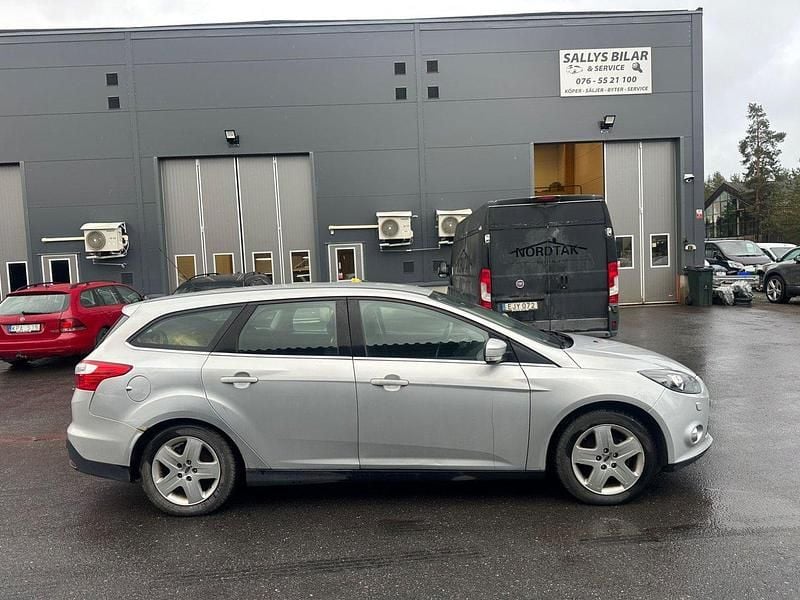 Grå Begagnad 2014 Ford Focus Titanium Kombi | 15 000 kr - Bild 1/4