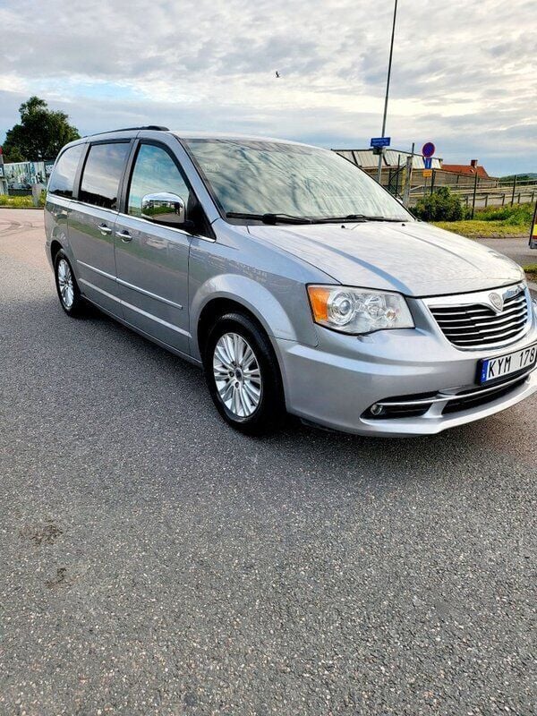 Grå Begagnad 2014 Lancia Voyager Minibuss | 149 900 kr (Marknadspris) - Bild 1/4