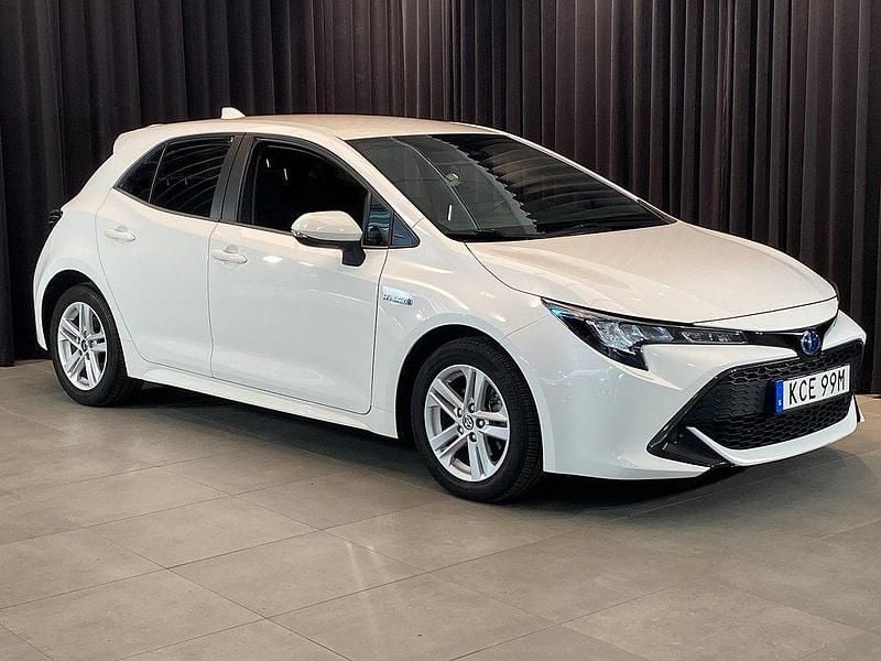 Vit Begagnad 2020 Toyota Corolla Hybrid Active Halvkombi | 219 500 kr (Marknadspris) - Bild 1/4