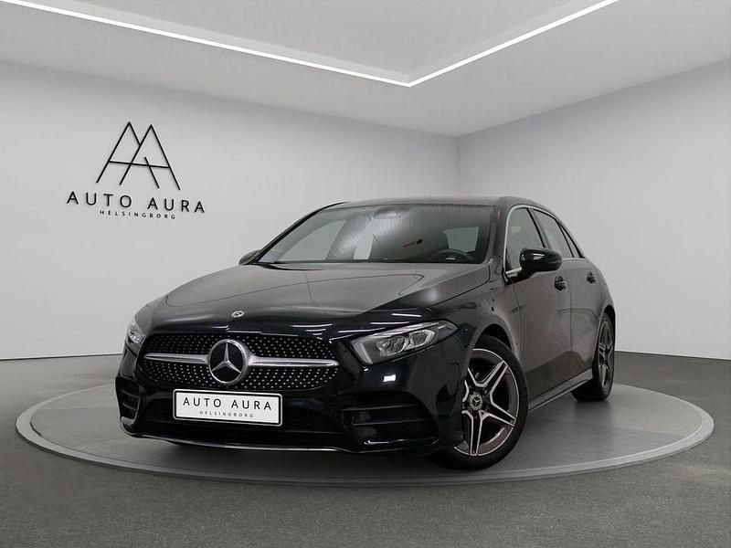 Svart Begagnad 2021 Mercedes A180 Halvkombi | 264 900 kr (Marknadspris) - Bild 1/4
