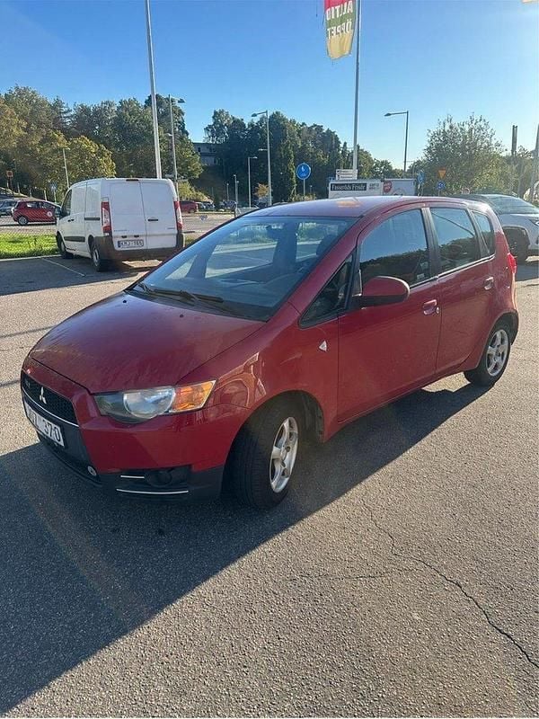 Röd Begagnad 2009 Mitsubishi Colt Halvkombi | 23 000 kr (Marknadspris) - Bild 1/4
