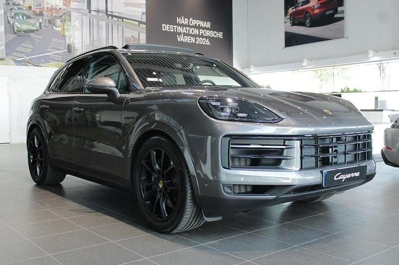 Grå Ny 2025 Porsche Cayenne SUV | 1 483 200 kr (Bra pris) - Bild 1/4