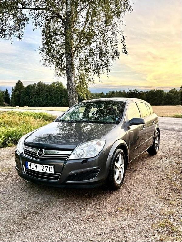 Grå Begagnad 2008 Opel Astra Halvkombi | 28 000 kr (Lite dyr) - Bild 1/4