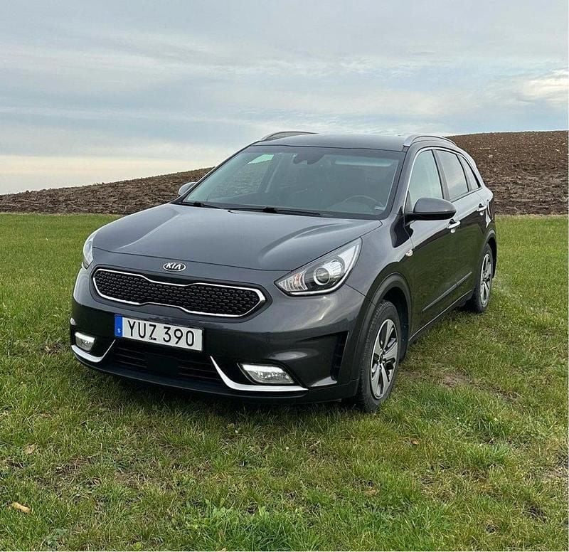 Grå Begagnad 2018 Kia Niro Advance SUV | 182 000 kr (Marknadspris) - Bild 1/4