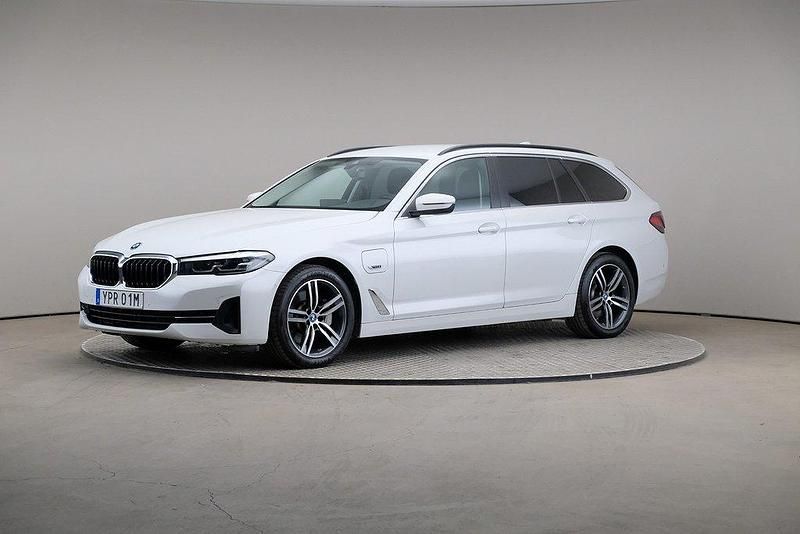 Vit (mineral white (metallic)) Begagnad 2021 BMW 530e Kombi | 349 000 kr (Marknadspris) - Bild 1/4