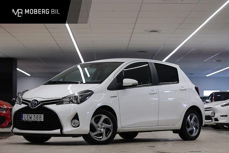 Vit Begagnad 2015 Toyota Yaris Hybrid Active Halvkombi | 149 900 kr (Marknadspris) - Bild 1/2