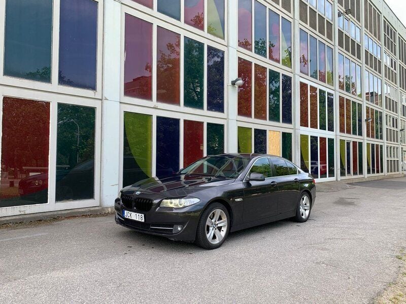 Grå Begagnad 2010 BMW 530 Sedan | 109 900 kr (Bra pris) - Bild 1/4