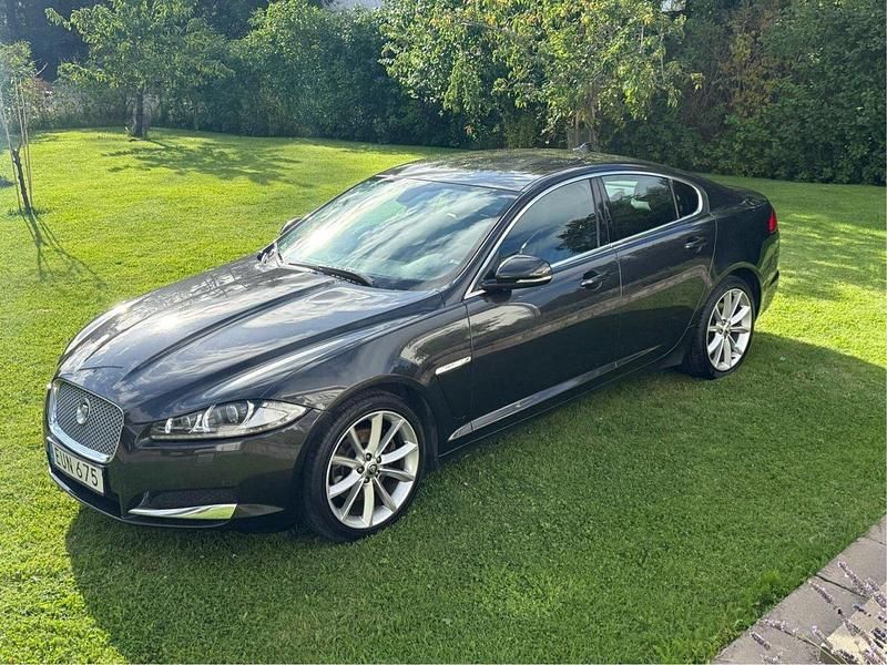 Grå Begagnad 2013 Jaguar XF Sedan | 99 500 kr (Marknadspris) - Bild 1/4