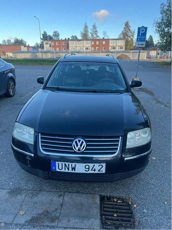 Svart Begagnad 2004 VW Passat Highline Kombi | 10 000 kr (Bra pris) - Bild 1/4
