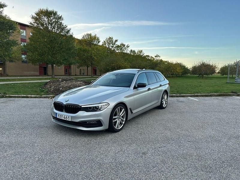 Begagnad 2018 BMW 520 Kombi | 228 700 kr (Dyr) - Bild 1/4