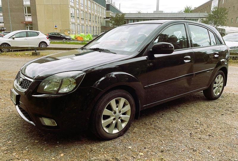 Svart Begagnad 2011 Kia Rio Halvkombi | 35 000 kr - Bild 1/4