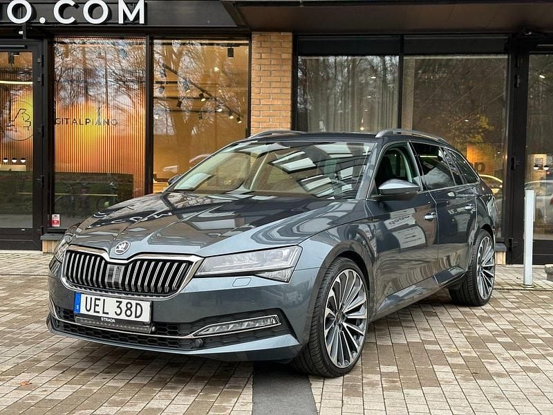 Grå Begagnad 2020 Skoda Superb Business Line Kombi | 339 900 kr (Marknadspris) - Bild 1/4