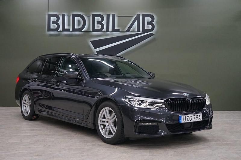 Grå Begagnad 2019 BMW 520 M Sport Kombi | 274 900 kr (Marknadspris) - Bild 1/4