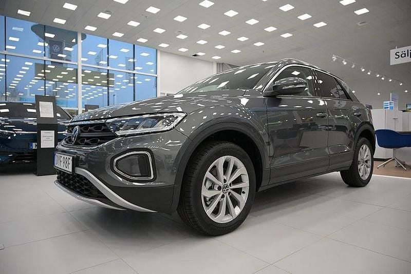 Grå Begagnad 2026 VW T-Roc SUV | 329 800 kr (Marknadspris) - Bild 1/4