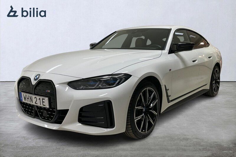 Vit Begagnad 2023 BMW i4 M Sport Sedan | 629 000 kr (Marknadspris) - Bild 1/4