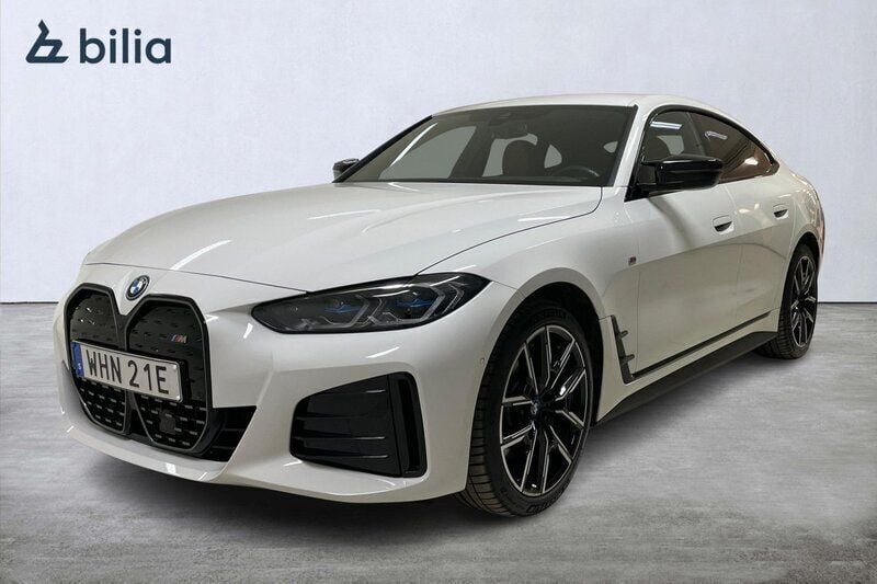 Vit Begagnad 2023 BMW i4 M Sport Sedan | 609 800 kr (Marknadspris) - Bild 1/4