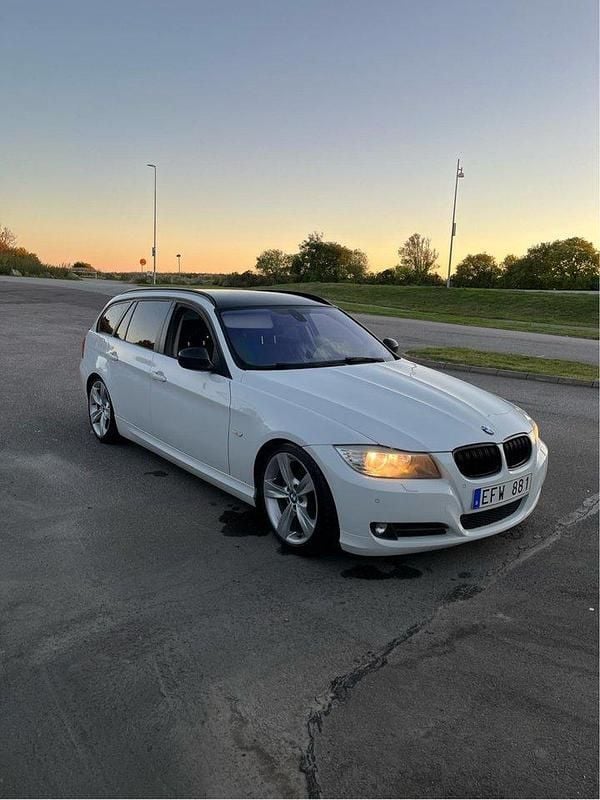 Vit Begagnad 2012 BMW 320 Comfort Edition Kombi | 60 000 kr (Bra pris) - Bild 1/4