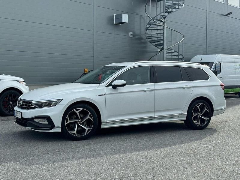 Vit Begagnad 2021 VW Passat R-line Kombi | 249 800 kr (Marknadspris) - Bild 1/3