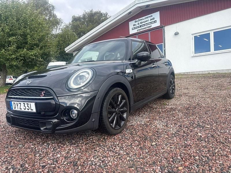 Svart Begagnad 2020 Mini Cooper S Halvkombi | 249 000 kr (Marknadspris) - Bild 1/4