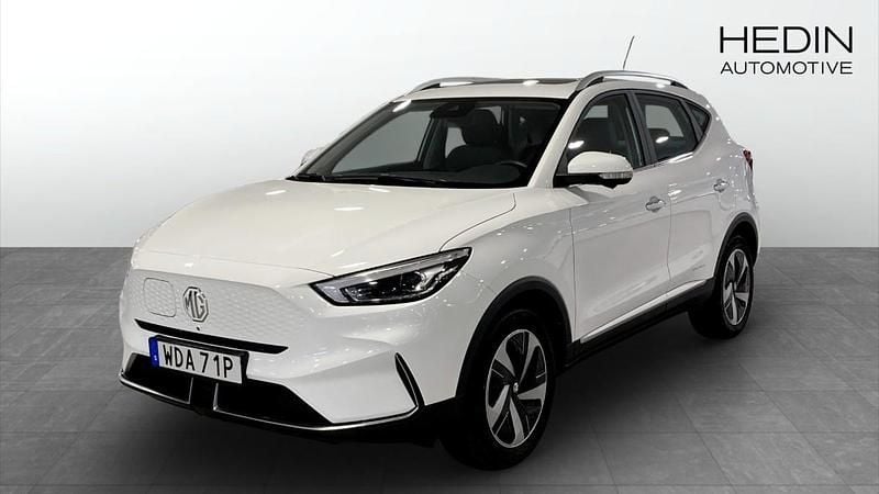 Vit (white) Begagnad 2022 MG ZS Luxury Sedan | 249 000 kr (Bra pris) - Bild 1/4