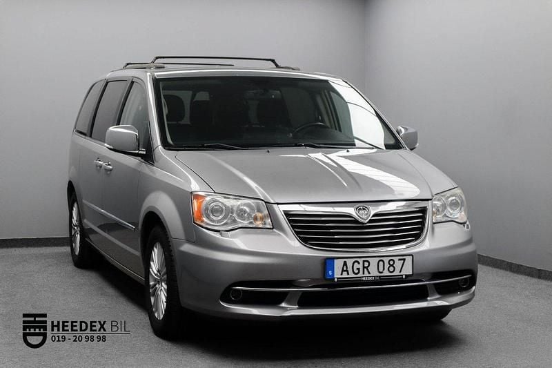 Grå Begagnad 2014 Lancia Voyager Minibuss | 149 800 kr (Marknadspris) - Bild 1/4