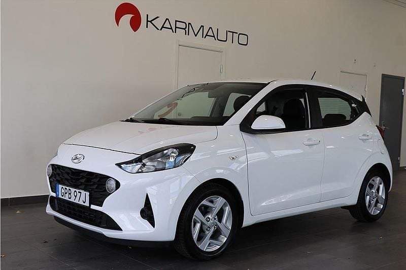 Vit Begagnad 2022 Hyundai i10 Essential Halvkombi | 139 800 kr (Bra pris) - Bild 1/4