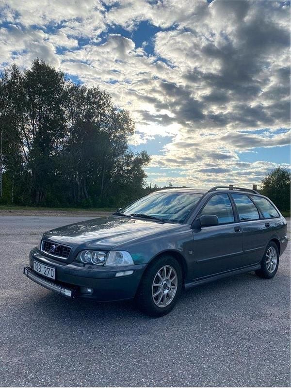 Grå Begagnad 2003 Volvo V40 Kombi | 25 000 kr - Bild 1/4