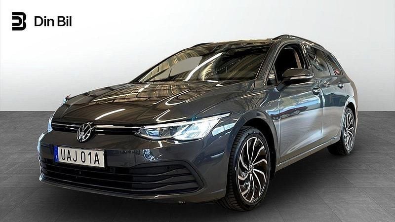 Mörkgrå (dolphin grey metallic) Begagnad 2022 VW Golf VIII Life Kombi | 268 900 kr (Marknadspris) - Bild 1/4