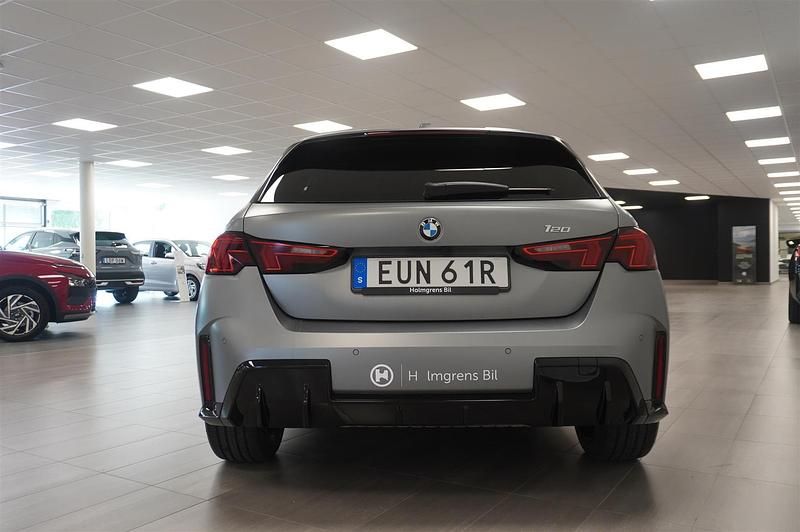 Begagnad BMW 120 M Sport 157 HK (115 kW) 2024 Grå Halvkombi
