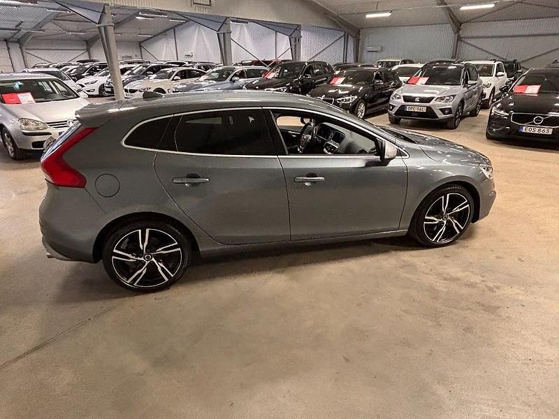 Begagnad Volvo V40 R-Design 150 HK (110 kW) 2019 Grå metallic Halvkombi