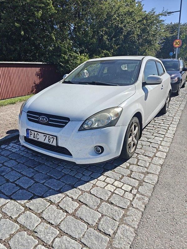 Vit Begagnad 2011 Kia ProCeed 4 Halvkombi | 42 000 kr (Marknadspris) - Bild 1/4