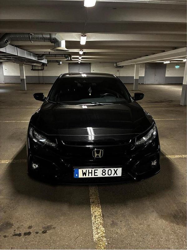 Svart Begagnad 2021 Honda Civic Elegance Halvkombi | 220 000 kr (Marknadspris) - Bild 1/4