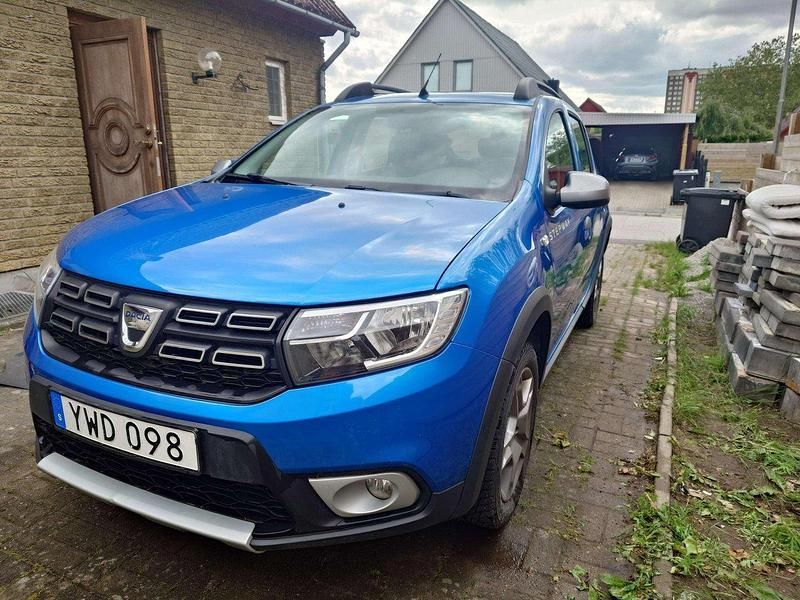 Blå Begagnad 2017 Dacia Sandero Stepway Halvkombi | 90 000 kr (Marknadspris) - Bild 1/4