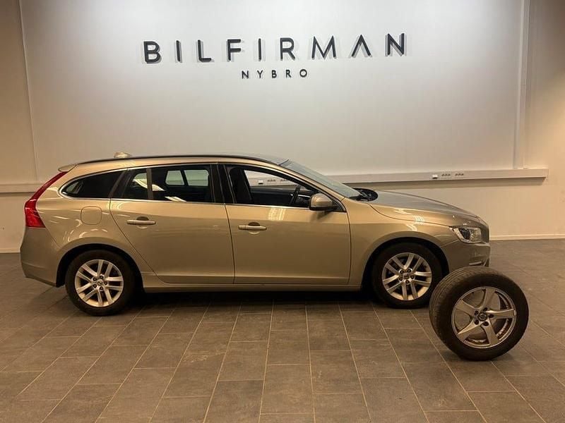 Ljusbrun Begagnad 2014 Volvo V60 Momentum Kombi | 99 900 kr (Marknadspris) - Bild 1/4
