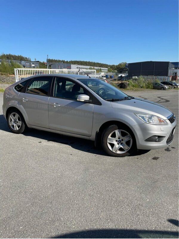 Grå Begagnad 2010 Ford Focus Platinum Halvkombi | 33 800 kr (Marknadspris) - Bild 1/4