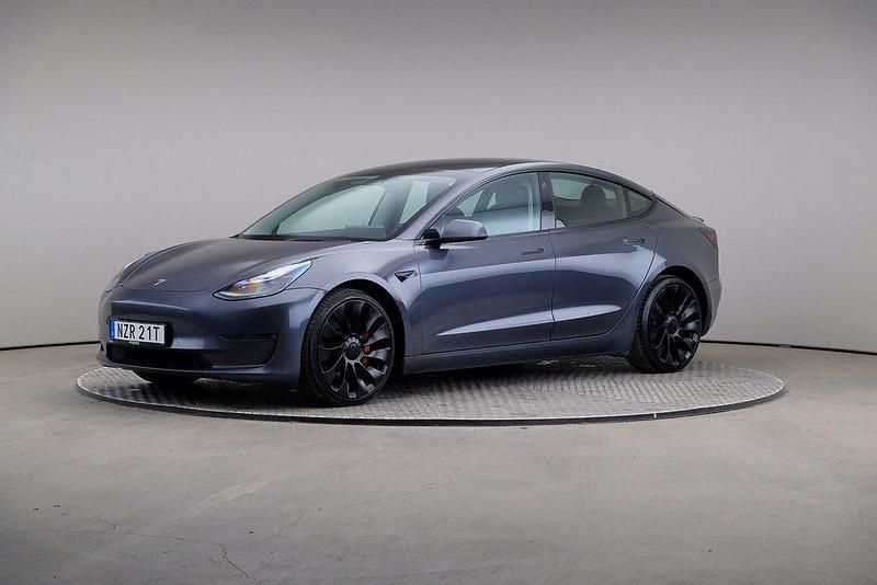 Grå Begagnad 2022 Tesla Model 3 Performance Sedan | 329 000 kr (Marknadspris) - Bild 1/4
