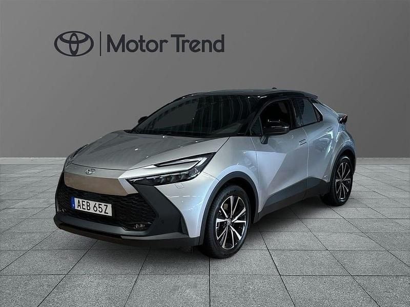 Silver Ny 2025 Toyota C-HR Style SUV | 429 900 kr (Marknadspris) - Bild 1/4