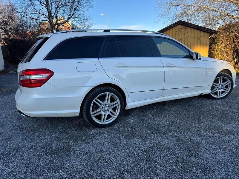 Vit Begagnad 2013 Mercedes E350 Kombi | 131 500 kr - Bild 1/4