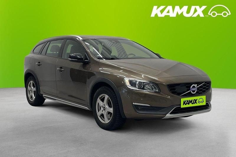 Brun Begagnad 2016 Volvo V60 CC Momentum Kombi | 214 800 kr (Marknadspris) - Bild 1/3