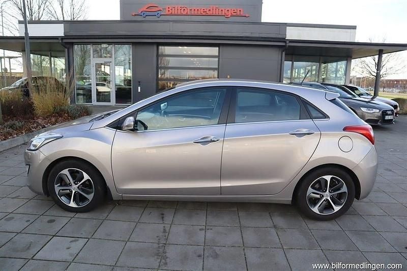 Brun samma som bilen Begagnad 2015 Hyundai i30 Premium Halvkombi | 114 900 kr (Marknadspris) - Bild 1/4