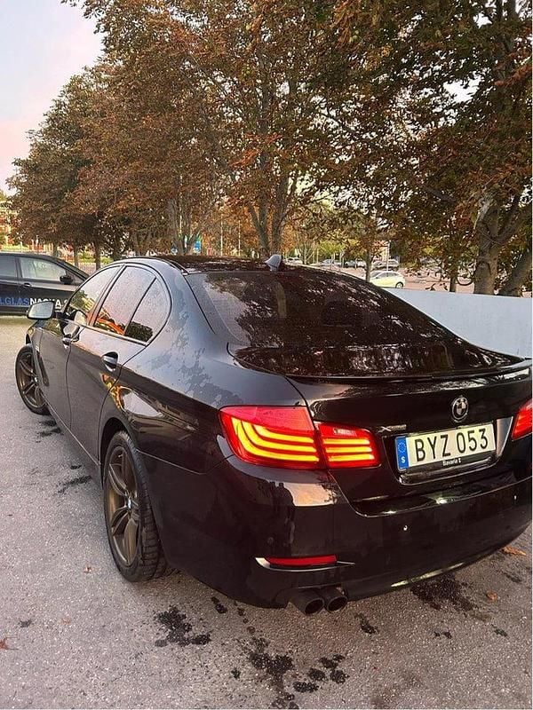 Svart Begagnad 2016 BMW 520 Sedan | 159 000 kr (Bra pris) - Bild 1/4