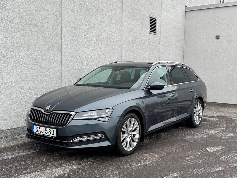 Grå Begagnad 2022 Skoda Superb Kombi | 179 000 kr - Bild 1/4