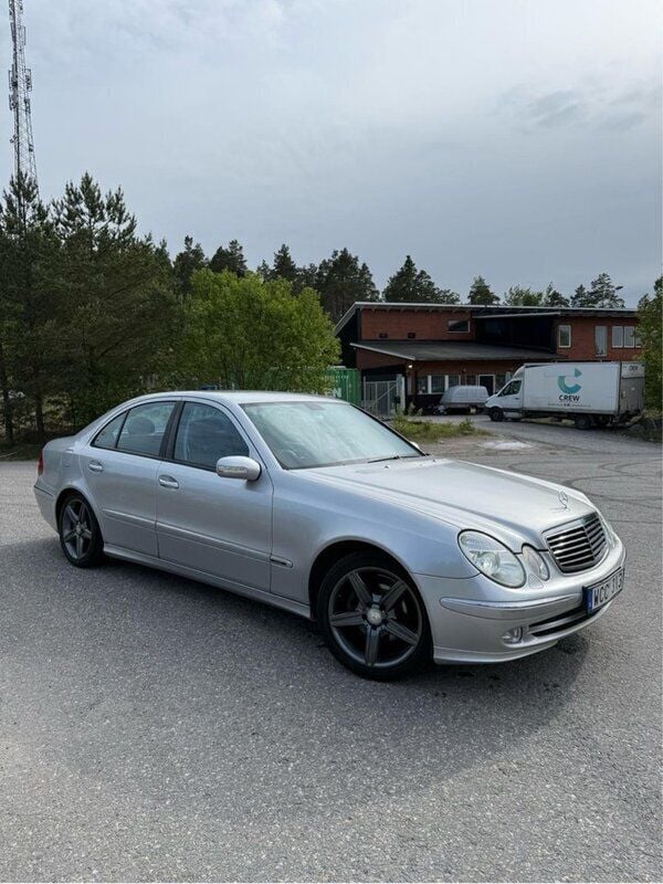 Silver Begagnad 2004 Mercedes E220 Avantgarde Sedan | 44 990 kr (Superpris) - Bild 1/4